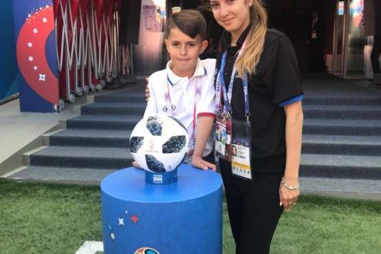 Un niño de Telde, en el césped del partido entre España e Irán (Foto TA)